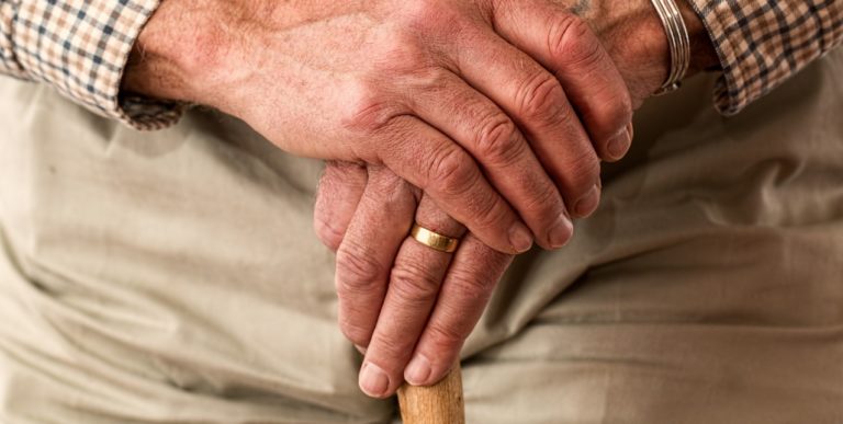 Salerno, truffava anziana che assisteva: nei guai una donna