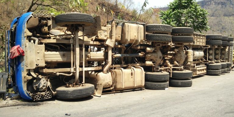 Erchie: camion si ribalta e rovescia il carico in strada
