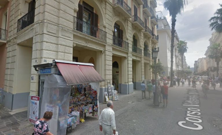 Salerno, chiude dopo 70 anni di attività la storica edicola sul Corso
