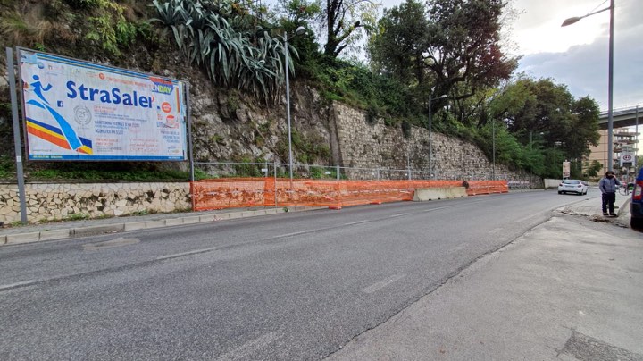 Salerno, riapertura al traffico di via Moscato dopo la frana di domenica sera