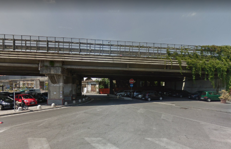 Salerno: cadono calcinacci dal ponte di Fratte. Transennata la zona