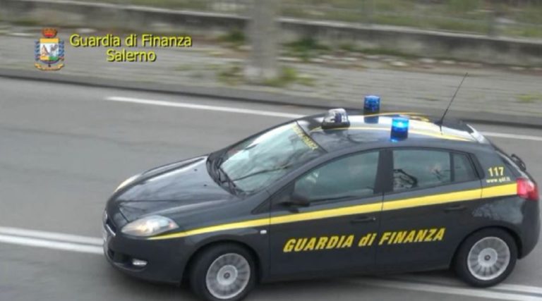 Atena Lucana, in auto con circa 1 milione di euro. Denunciati