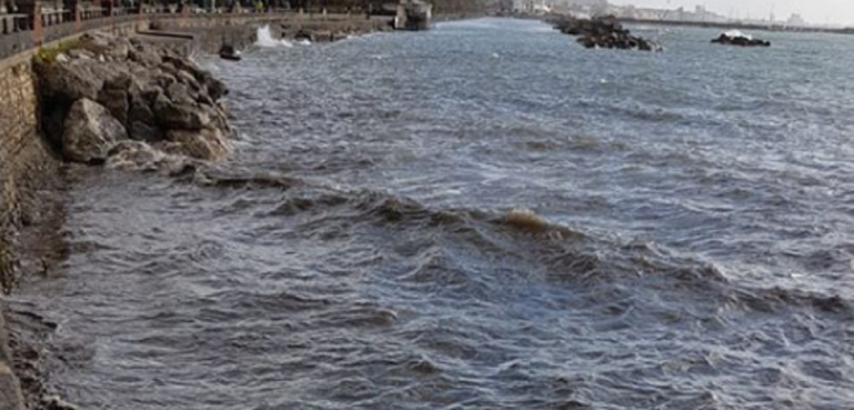 Mare di colore nero a Salerno: ecco la foto diffusa sui social