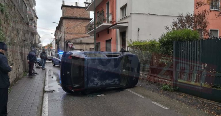 Cava de’ Tirreni, auto si ribalta dopo incidente in via De Filippis