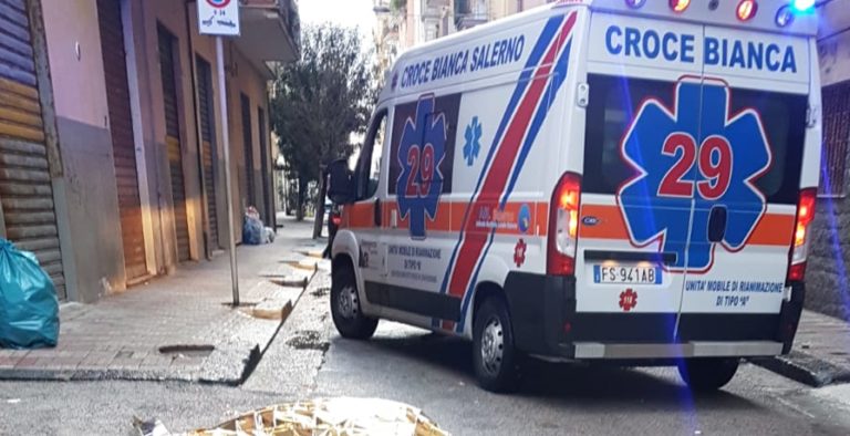 Tragedia a Salerno, uomo precipita da un palazzo e muore