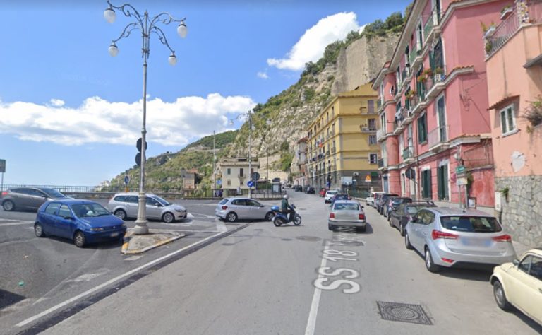 Sosta selvaggia a Salerno, strisce blu in via Benedetto Croce