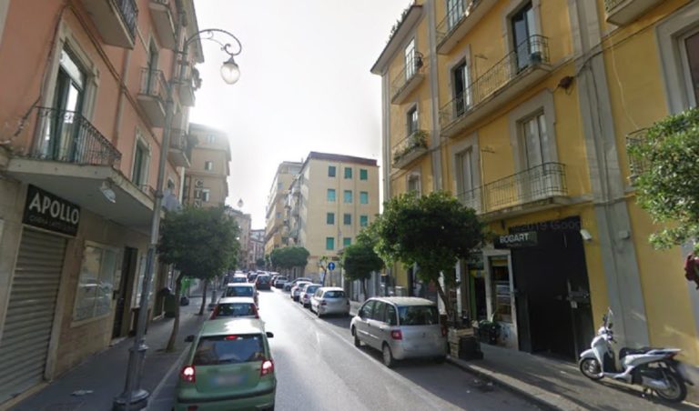 Salerno, raid di vandali contro auto in sosta in via Vernieri