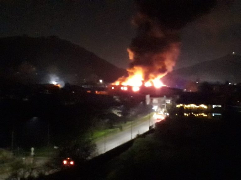 Roccapiemonte, incendio in una fabbrica: scattano le evacuazioni