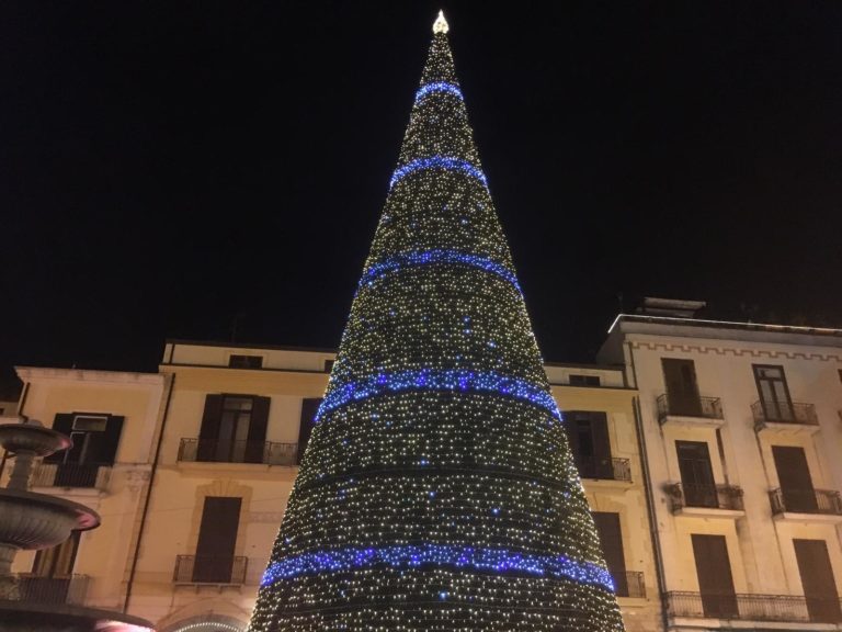 Cava de’ Tirreni, grande spettacolo per l’accensione dell’Albero di Natale