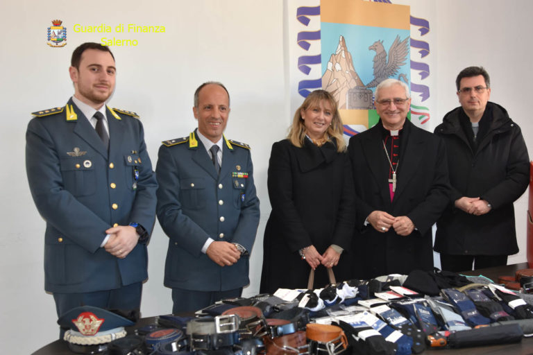 Iniziativa solidale della Guardia di Finanza Salerno: donati alla Caritas centinaia di articoli d’abbigliamento confiscati