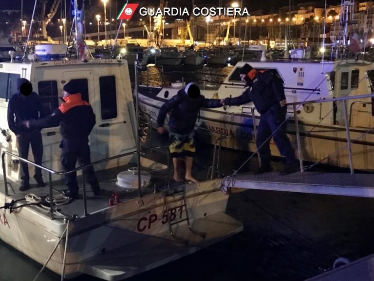 Eboli, gommone alla deriva. Salvate due persone