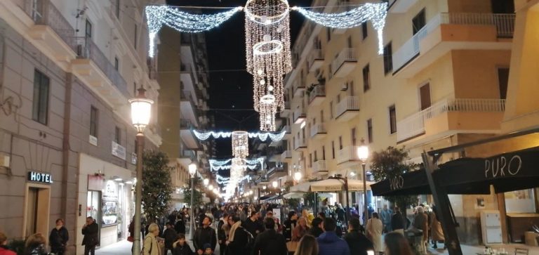 Salerno, iniziato il montaggio delle luci d’artista sul Corso