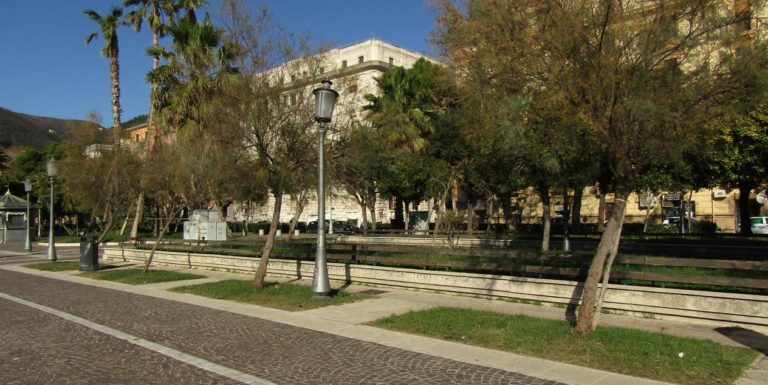 Salerno, incidente tra due auto sul Lungomare: un ferito