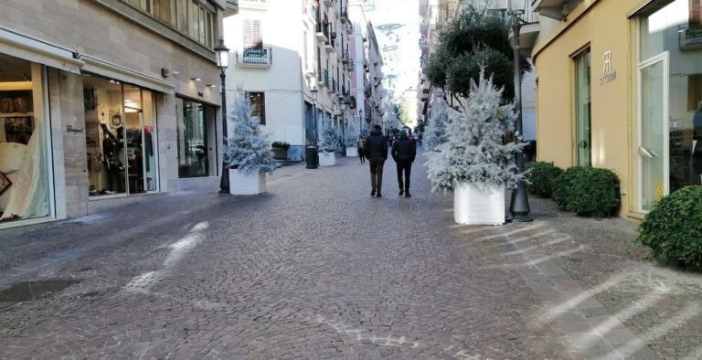 Salerno, strade vuote e pedissequo rispetto delle regole Covid