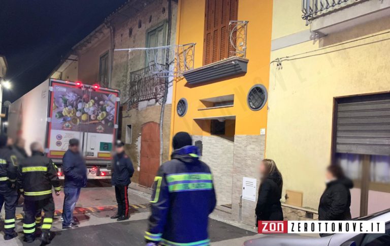 Baronissi, a Sava un camion trascina via un balconcino