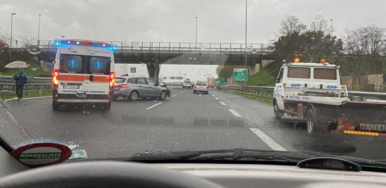 Incidente lungo l’A2: coinvolte due autovetture