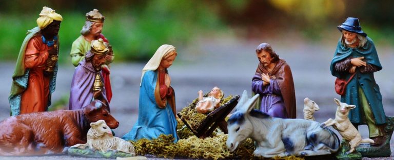 A Padula il presepe dei migranti: Gesù nasce su un barcone