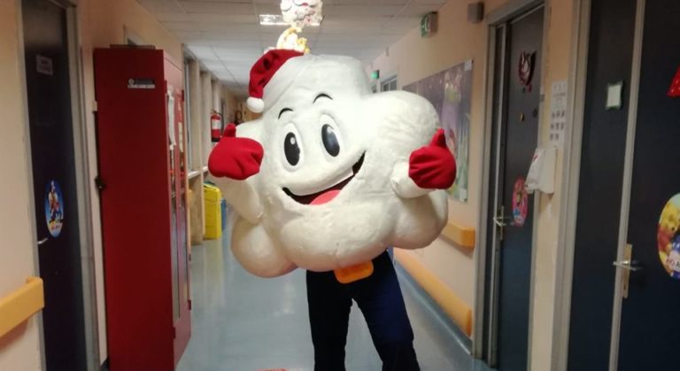 Cotomix, la mascotte porta allegria nel reparto di Pediatria del Ruggi