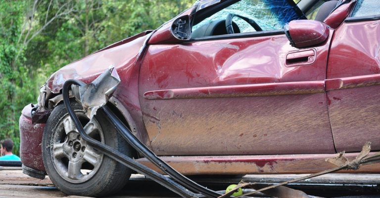 San Gregorio Magno, perde il controllo dell’auto e finisce contro il muro