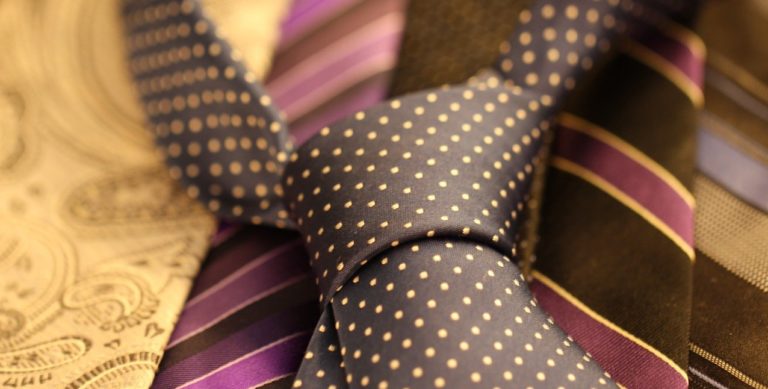 “Truffa delle cravatte”, anziani presi di mira a Salerno da finto professionista