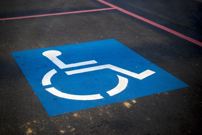 Battipaglia, è polemica sulle autorizzazioni per le soste dei disabili