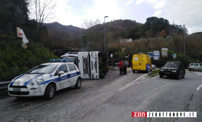 Mercato San Severino, camion si ribalta. Conducente trasportato in ospedale