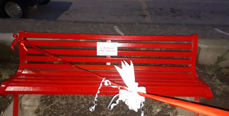 Una panchina rossa a Mercato San Severino contro la violenza sulle donne
