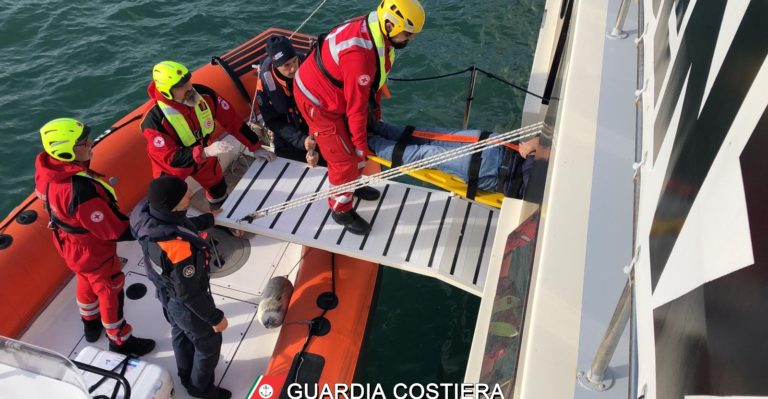 Emergenza nel Porto di Salerno, esercitazione della Guardia Costiera