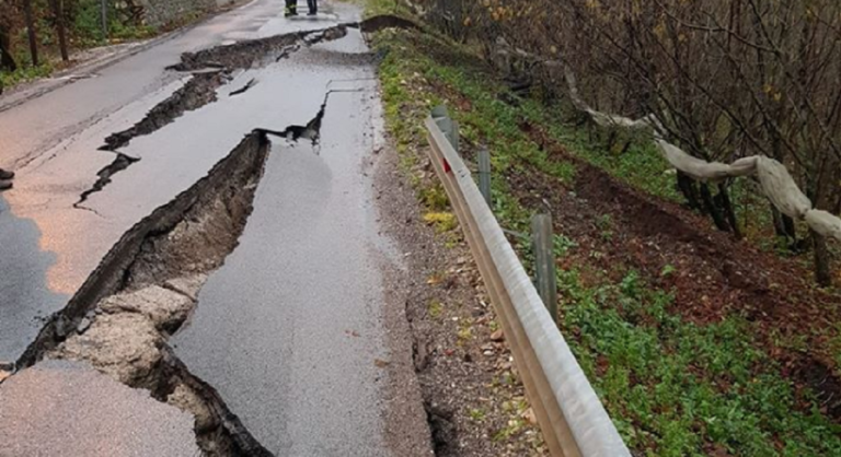 San Cipriano Picentino: crolla la SP 26, nella zona forte odore di gas