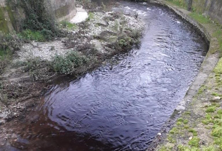 Battipaglia: il Tusciano si tinge di nero e scoppiano le polemiche