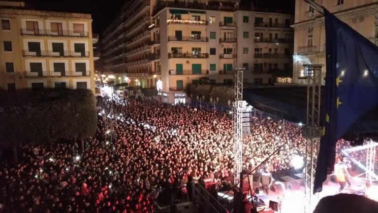 Nocera Inferiore, Clementino “inneggia alla marijuana” durante concerto: indaga la Digos