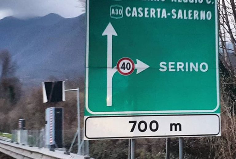 Raccordo Salerno-Avellino, autovelox dietro i cartelli: scoppia la polemica
