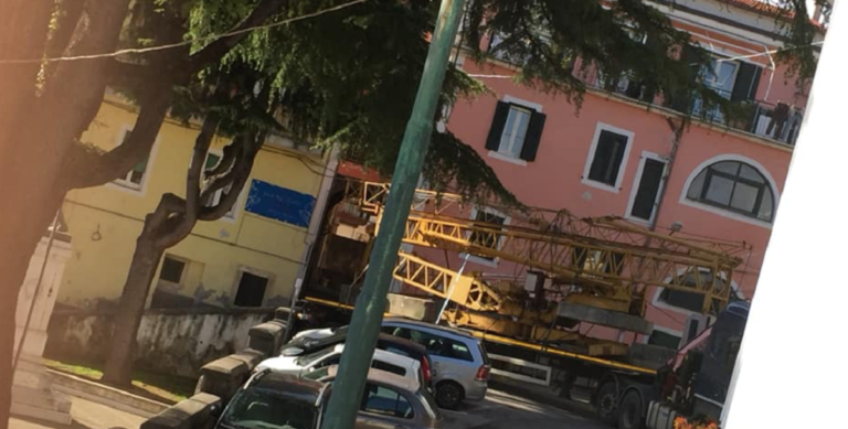San Cipriano Picentino: autoarticolato bloccato in un tornante