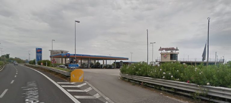 Salerno, colpo a sala giochi dell’Autogrill su Tangenziale: sradicato sportello ATM