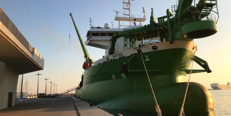 La maxi draga Breydel approda al Porto di Salerno per drenare i fondali