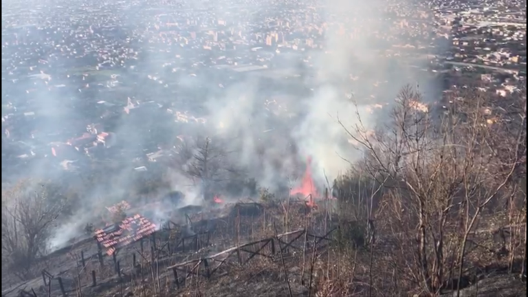 Incendio in Costiera, fiamme tra Valico di Chiunzi e Corbara