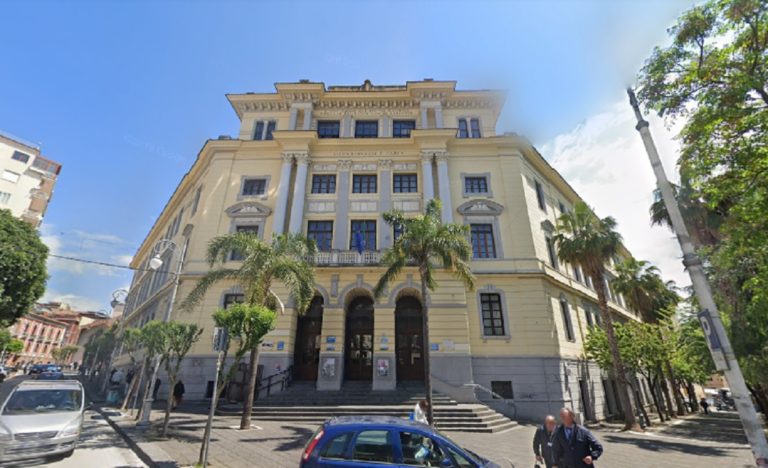 Salerno, vandali danneggiano la porta d’ingresso del liceo Tasso