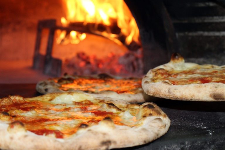 Salerno, famiglia positiva in difficoltà: pizzeria offre cena gratis a domicilio