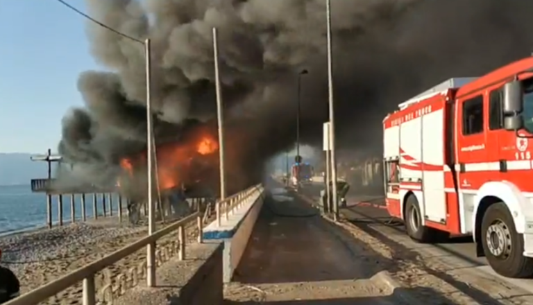 Pontecagnano, incendio a Magazzeno: brucia uno stabilimento balneare