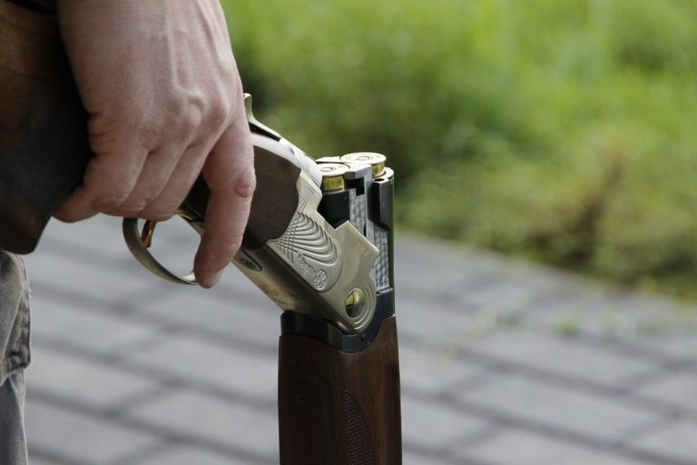 Sarno, cacciatori sparano contro una casa in pieno giorno