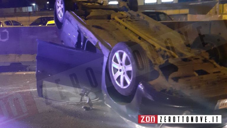 Incidente nella notte a Cava de’ Tirreni, auto si ribalta sul trincerone