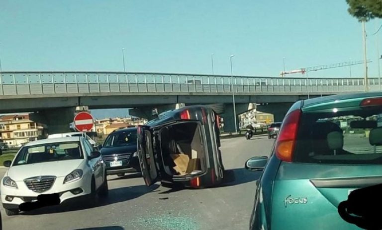 Battipaglia, auto si ribalta in via Belvedere. Nessun ferito