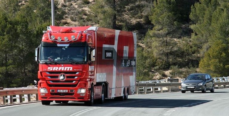 Pontecagnano, camion perde sponda in tangenziale e colpisce due auto