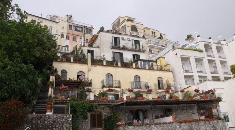 Ravello, turiste al bar scappano non pagando il conto. Scoperte dal titolare