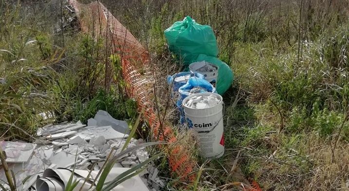 Battipaglia, filmato mentre deposita rifiuti in strada: individuato dalla Polizia