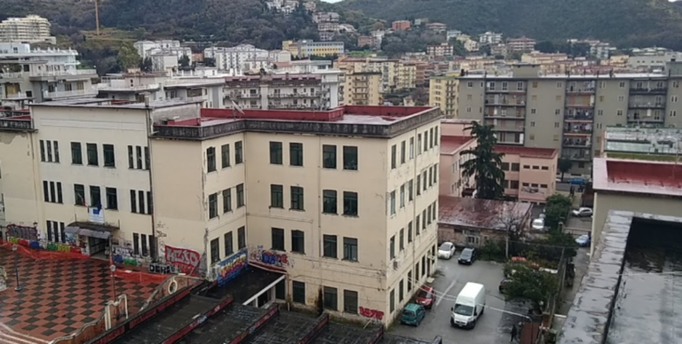Salerno, fiamme nel rione Carmine: cartoni prendono fuoco in strada