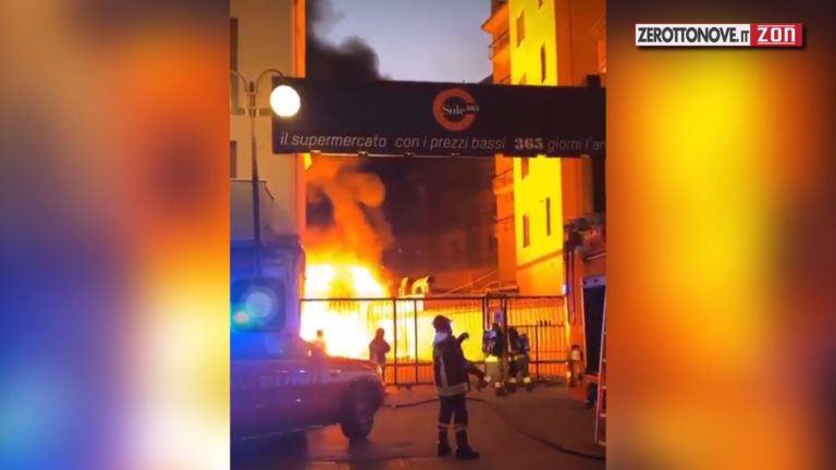 Paura a Salerno, fiamme in un supermercato in via Silvio Baratta