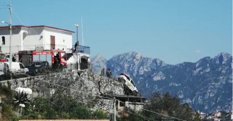 Amalfi, postino finisce fuori strada: l’auto incastrata tra le scale