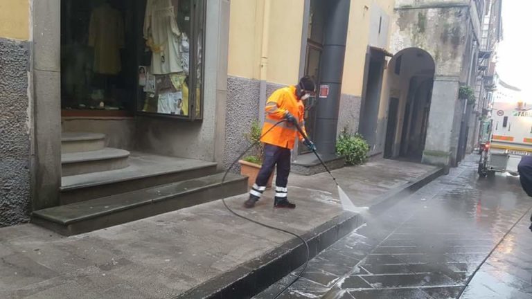 Cava de’ Tirreni, lavaggio dei portici e discoteche chiuse