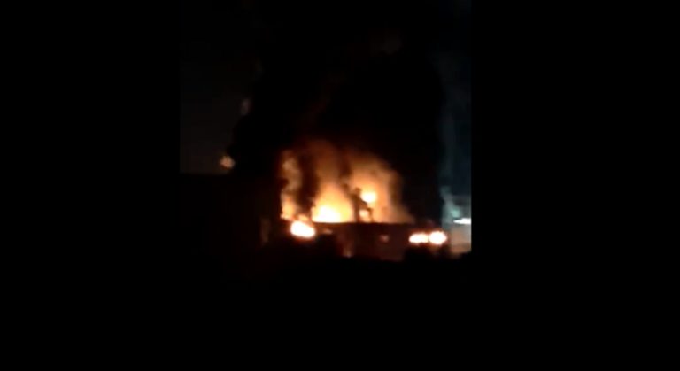 VIDEO – Sarno, incendio in un deposito di rifiuti nell’area PIP